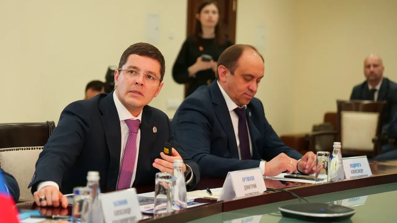  Губернатор ЯНАО Дмитрий Артюхов на совещании по вопросам сотрудничества между правительством округа и компанией «Газпром» в Новом Уренгое 28 апреля. Фото: yanao.ru