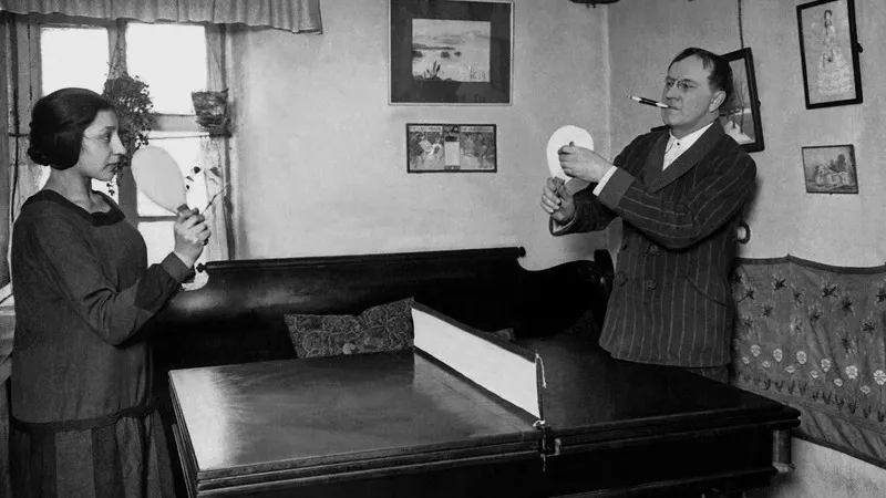 Артист Василий Качалов играет в пинг-понг с женой Ниной Литовцевой. 1928 г. Фото: Личное собрание С. Бурасовского/russiainphoto.ru