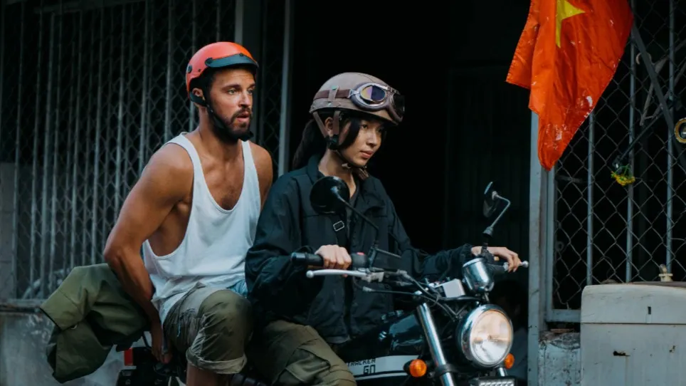 Кадр со съемок сериала «Высокий сезон». Фото: Chanh Phuong Phim/IDI METRA ENTERPRISE/Lazy Sunday/Media Distribution Company/kinopoisk.ru