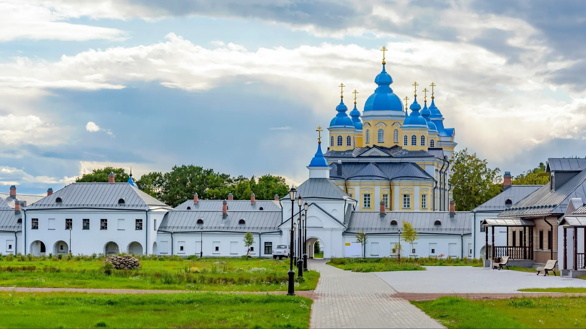 Современный вид Коневского мужского монастыря. Фото: oroch/Shutterstock/Fotodom