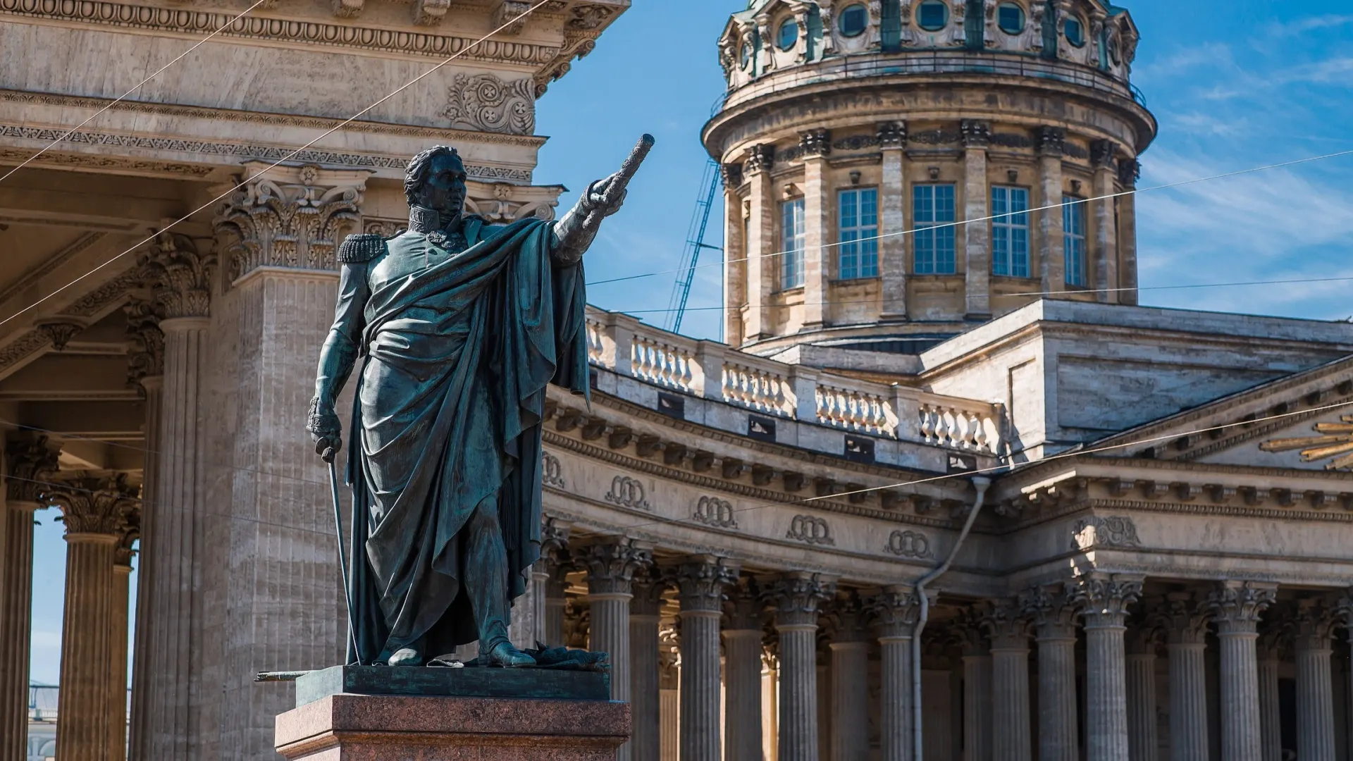Памятник Михаилу Илларионовичу Кутузову у Казанского собора в Санкт-Петербурге. Фото: PhotoJuli86/Shutterstock/Fotodom