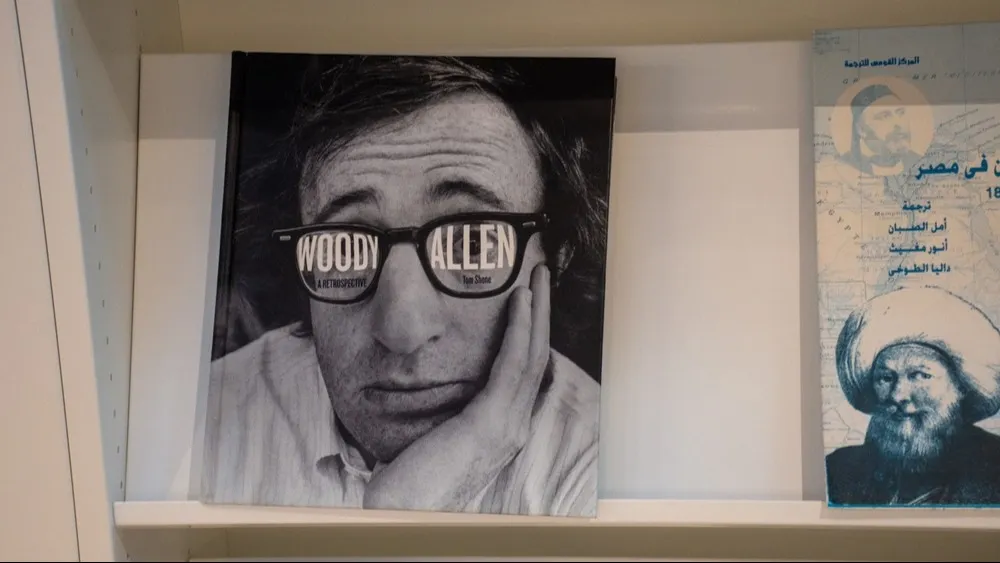 Книга Тома Шона «Вуди Аллен: Ретроспектива». Фото: hamdi bendali/Shutterstock/Fotodom