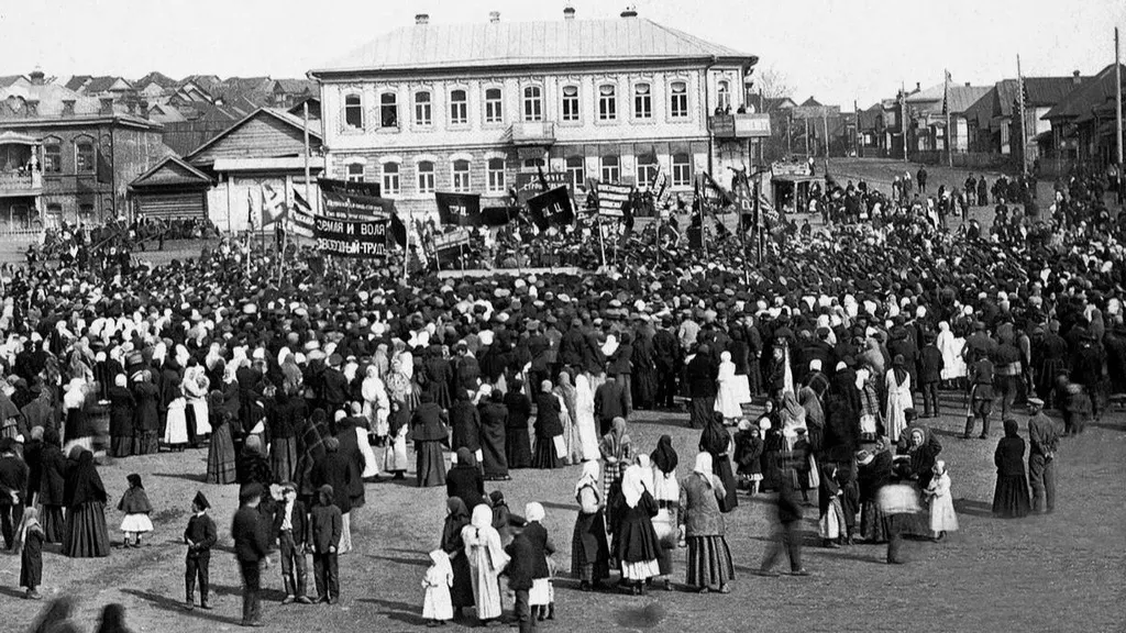 Празднование 1 Мая на заводской площади в городе Сатка Уфимской губернии (ныне Челябинской области). 1917 г. Фото: Государственный исторический музей Южного Урала/russiainphoto.ru