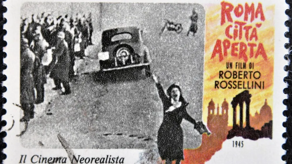 На марке, отпечатанной в Италии, посвященной неореалистическому кинематографу, изображена сцена из фильма «Рим — открытый город» Роберто Росселлини. Фото: neftali/Shutterstock/Fotodom