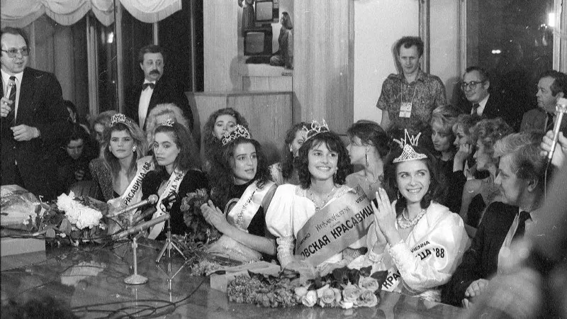 Леонид Якубович на конкурсе «Московская красавица — 88». В центре победительница конкурса Мария Калинина. Слева от нее обладательница второго места Оксана Фандера. Фото: Александр Стешанов/МАММ/МДФ/russiainphoto.ru