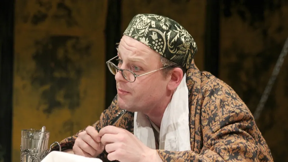 Федор Лавров в роли Порфирия Петровича в спектакле МХТ имени А. П. Чехова «Преступление и наказание». Фото: Екатерина Цветкова/mxat.ru 