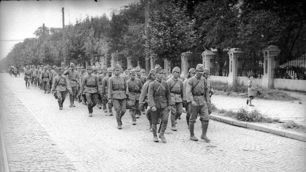 Пленные японские солдаты. 9 августа 1945 — 2 сентября 1945 г. Фото: Евгений Халдей/МАММ/МДФ/russiainphoto.ru