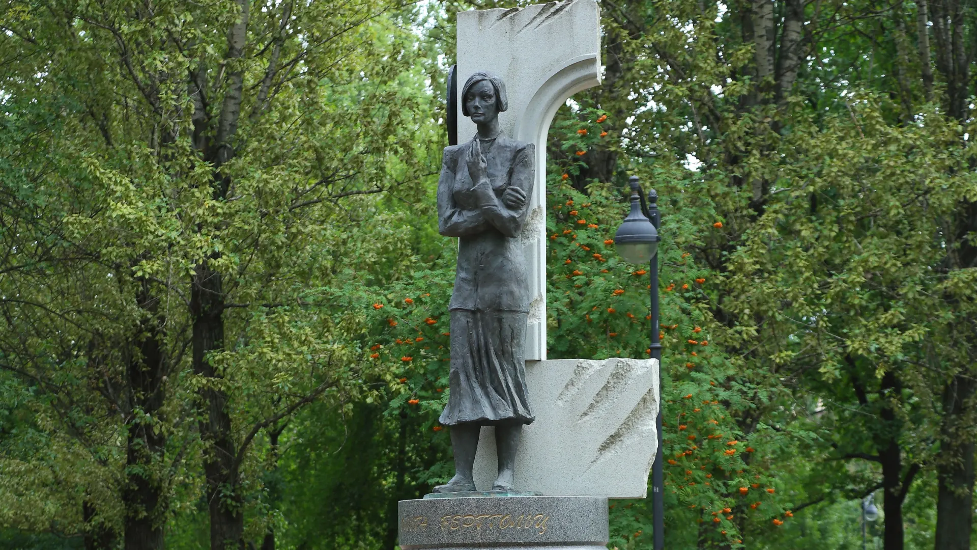 Памятник Ольге Берггольц в сквере «Палевский сад» у Невской заставы, рядом с улицей имени поэтессы. Фото: Stanick/Shutterstock/Fotodom