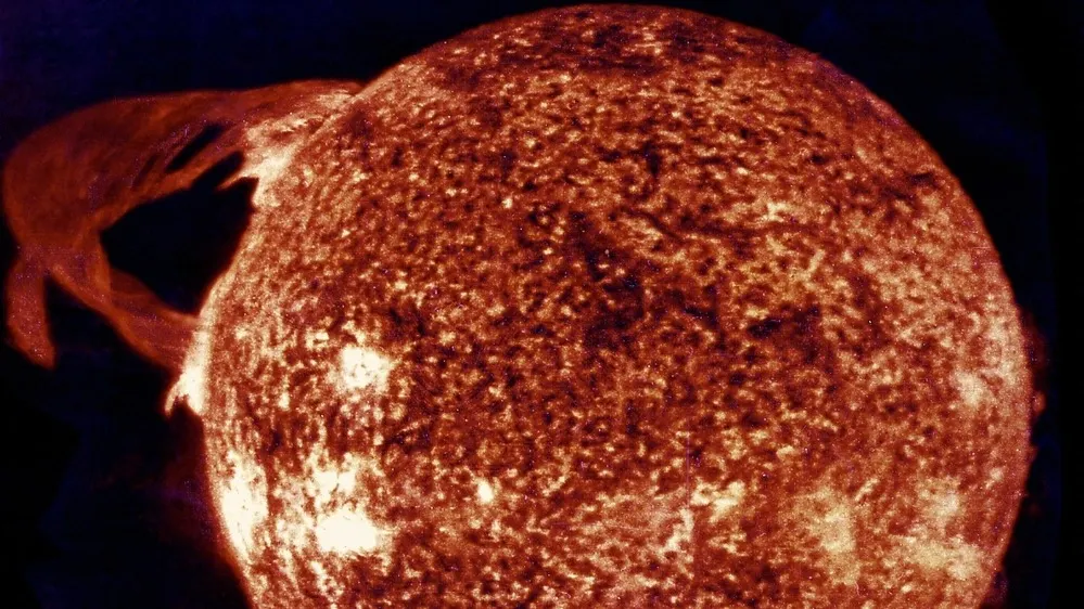 Изображение Солнца с усиленной цветопередачей получено телескопом «Аполлон» во время миссии «Скайлэб-4», 19 декабря 1973 года. Фото: Everett Collection/Shutterstock/Fotodom