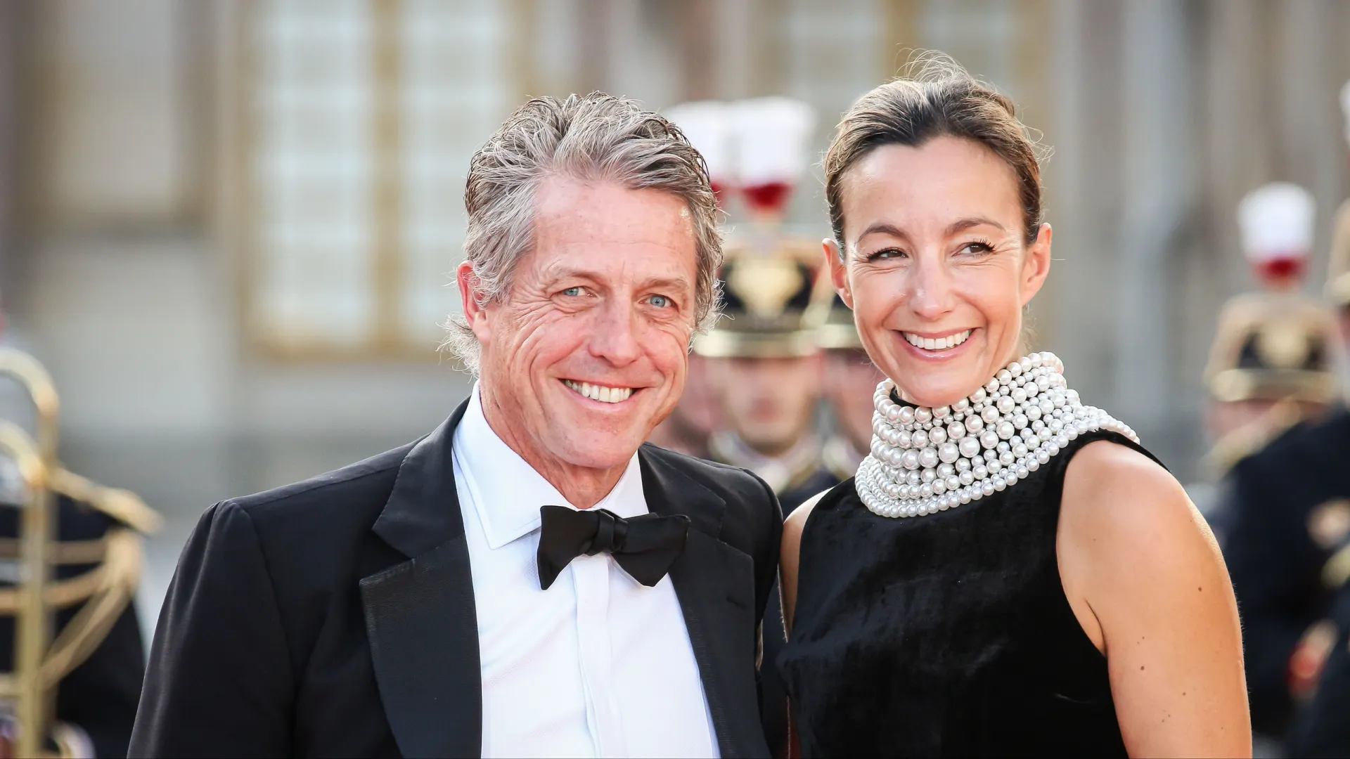 Хью Грант с супругой Анной Эберштейн перед торжественном ужином с Карлом III и королевой Камиллой в Версальском дворце. Сентябрь 2023 г. Фото: Antonin Albert/Shutterstock/Fotodom