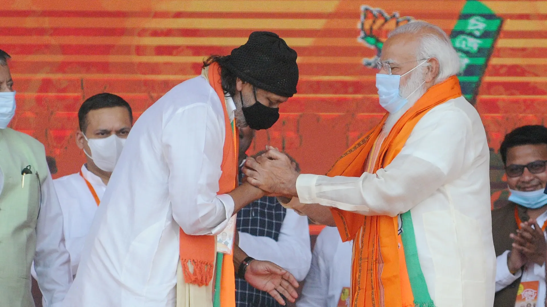 Актер Митхун Чакраборти приносит клятву премьер-министру Индии Нарендре Моди в Калькутте. Март 2021 г. Фото: Saikat Paul/Shutterstock/Fotodom