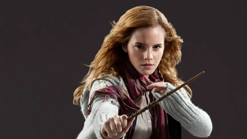 Эмма Уотсон. Промо фильма «Гарри Поттер и Дары Смерти II»/Warner Bros. Pictures/The Moving Picture Company/	Heyday Films/«Каро-Премьер»/kinopoisk.ru