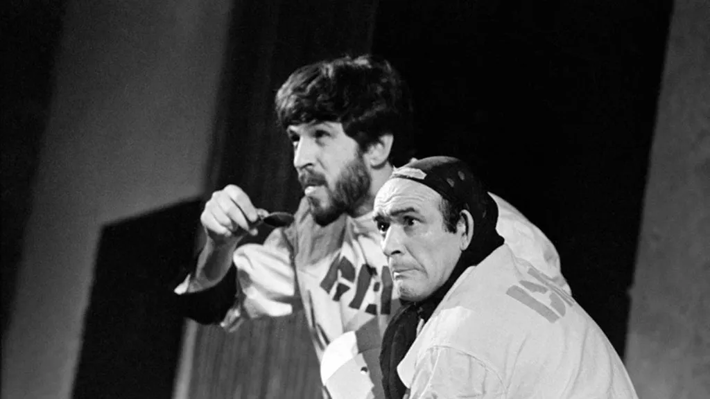 Актеры Борис Хмельницкий и Рамзес Джабраилов в спектакле Театра на Таганке «Мокинпотт». 1969 г. Фото: Александр Стернин/russiainphoto.ru