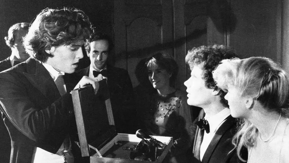 Хью Грант (слева) в фильме «Привилегированный». Фото: The Oxford Film Company/imdb.com