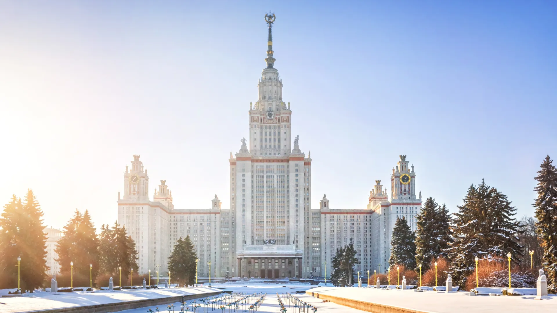 Главное здание МГУ на Воробьевых горах. Фото: Baturina Yuliya/Shutterstock/Fotodom
