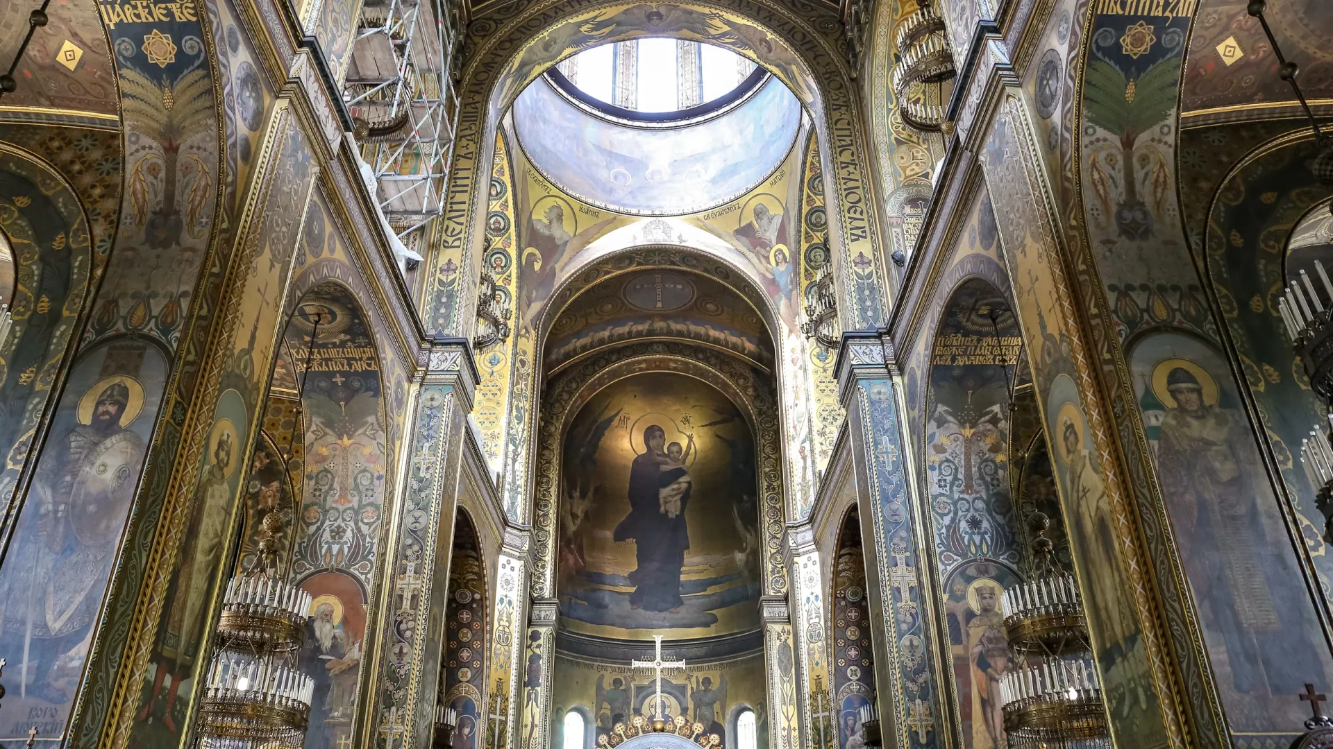 Интерьер Владимирского собора с фреской Виктора Васнецова «Благодатное Небо». Фото: EvrenKalinbacak/Shutterstock/Fotodom