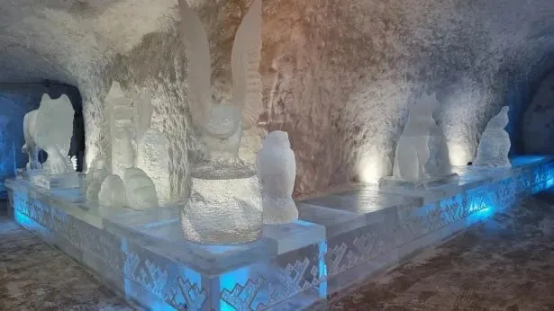 Площадь у памятника Ваули Пиеттомину. Фото: пресс-служба администрации Тазовского района.