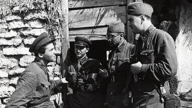 У землянки. Фронтовые корреспонденты Константин Симонов, И. Зотов, Евгений Кригер, Иосиф Уткин в прифронтовой полосе в дни обороны Москвы. 1 сентября 1941 — 30 сентября 1942. Фото: Виктор Темин/МАММ/МДФ/russiainphoto.ru