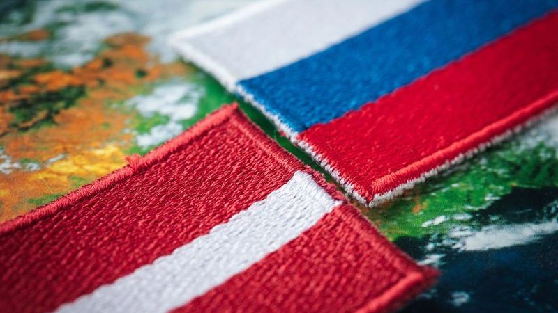 Delfi: свыше тысячи россиян могут лишить ВНЖ в Латвии и выслать из страны