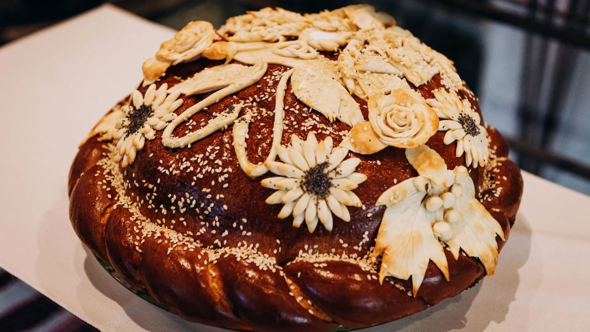 Свадебным караваем благословляли молодоженов на Руси. Фото: antonina_jurii_mazokha / Shutterstock / Fotodom