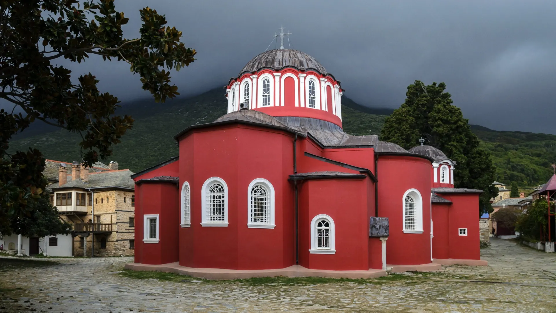 Кафоликон (центральный храм) Великой Лавры, Афон. Фото: /Stanley Kalvan/Shutterstock/Fotodom
