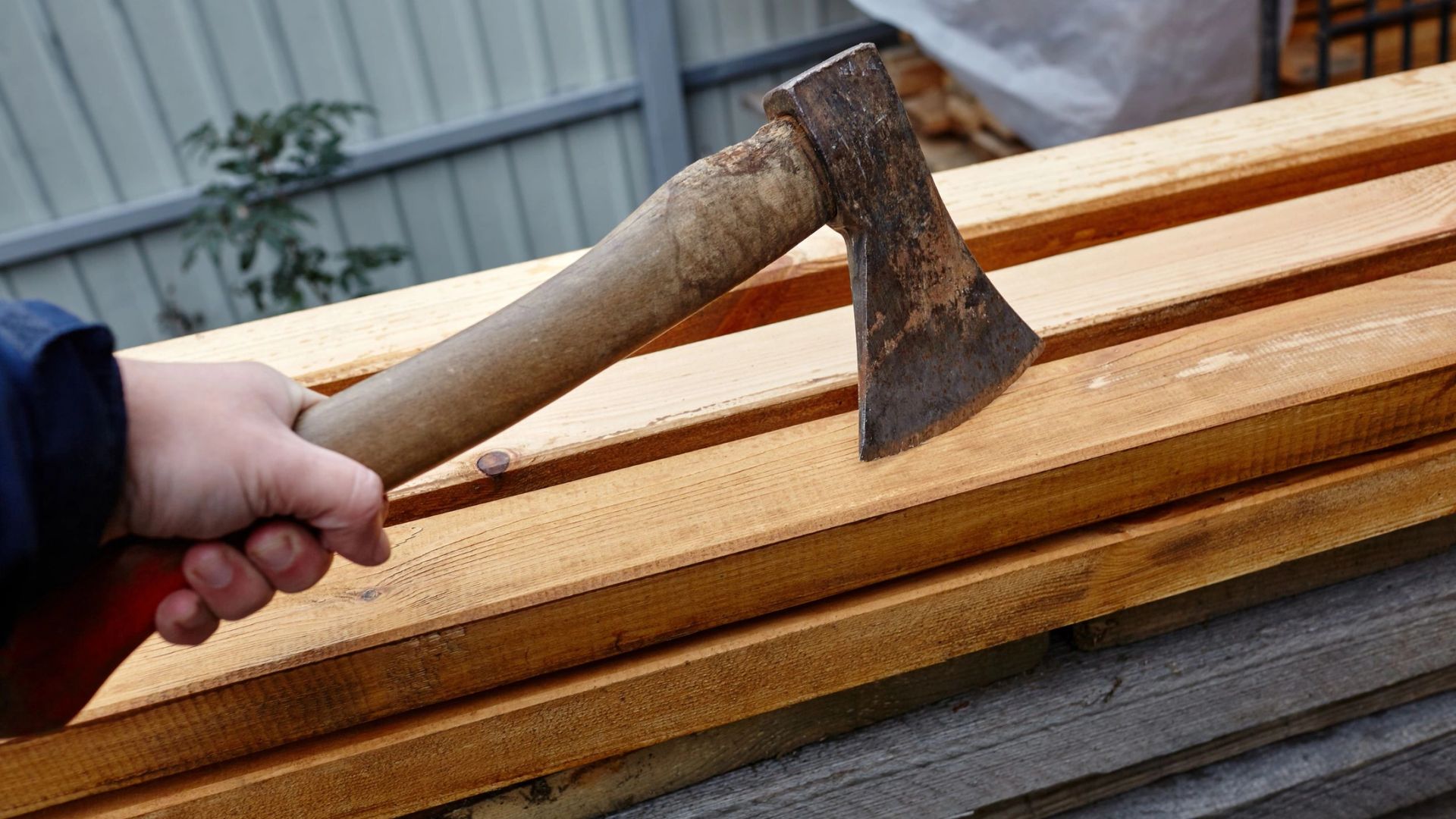 В ХМАО подросток ворвался в школу с топором и пневматическим пистолетом