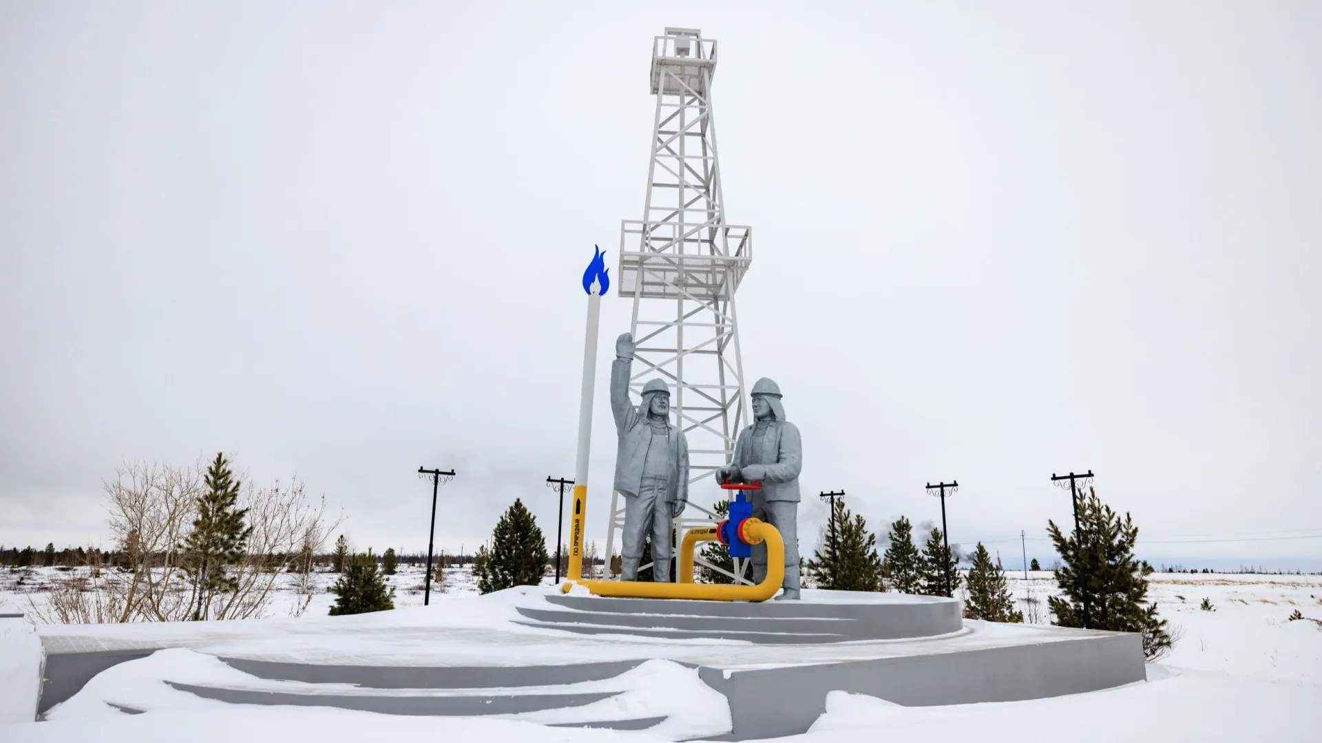 Памятник первой скважине Новоуренгойского месторождения. Фото: Сергей Зубков/«Ямал-Медиа»