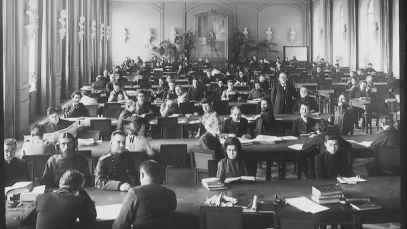Императорская публичная библиотека. Читатели в читальном зале. 1913 г. Фото: Фотоателье Карла Буллы/Центральный государственный архив кинофотофонодокументов Санкт-Петербурга/russiainphoto.ru