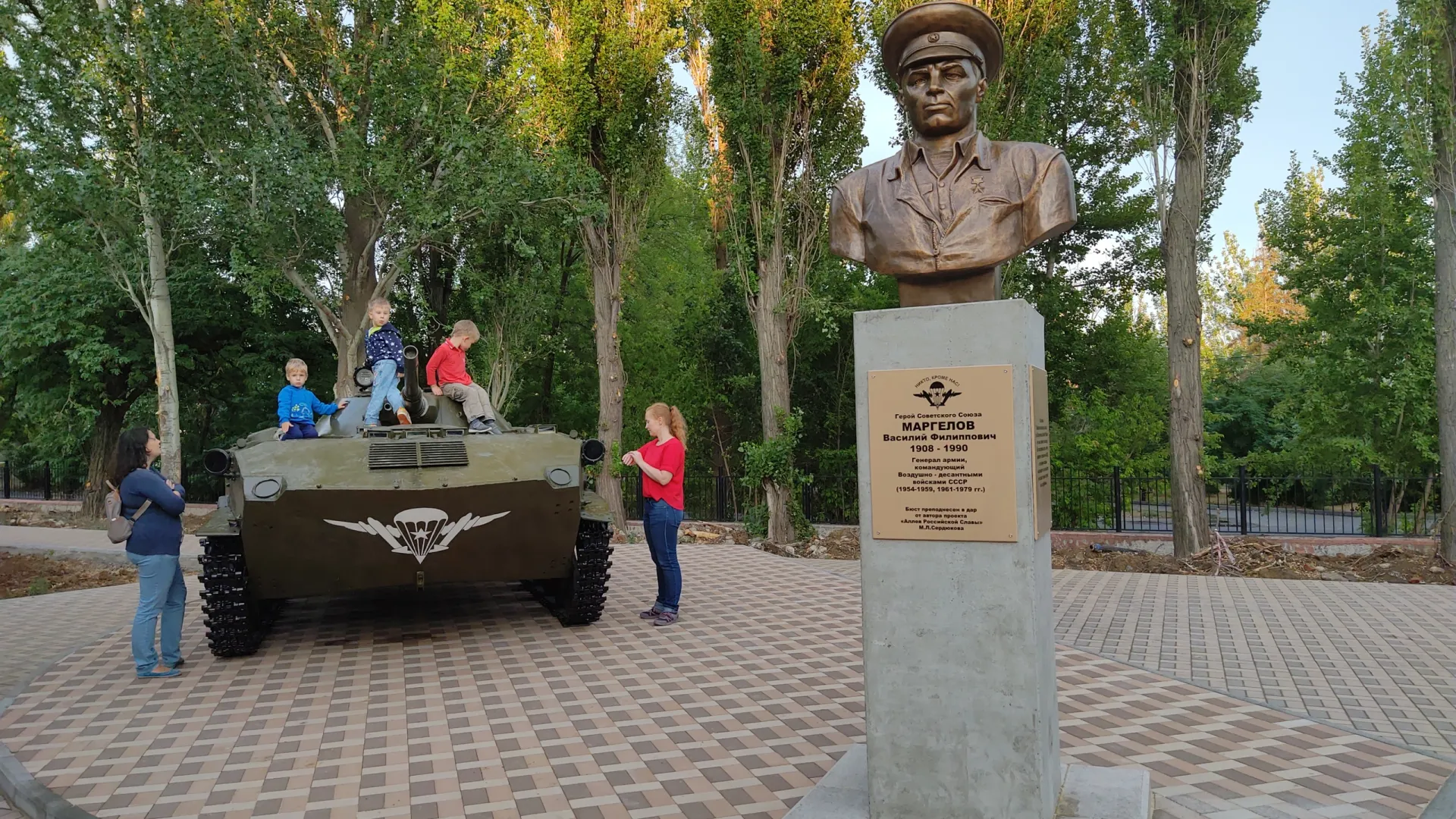 Памятник Василию Маргелову на аллее воинов-десантников в Волгограде. Фото: Андрей Ткачев / «Ямал-Медиа»