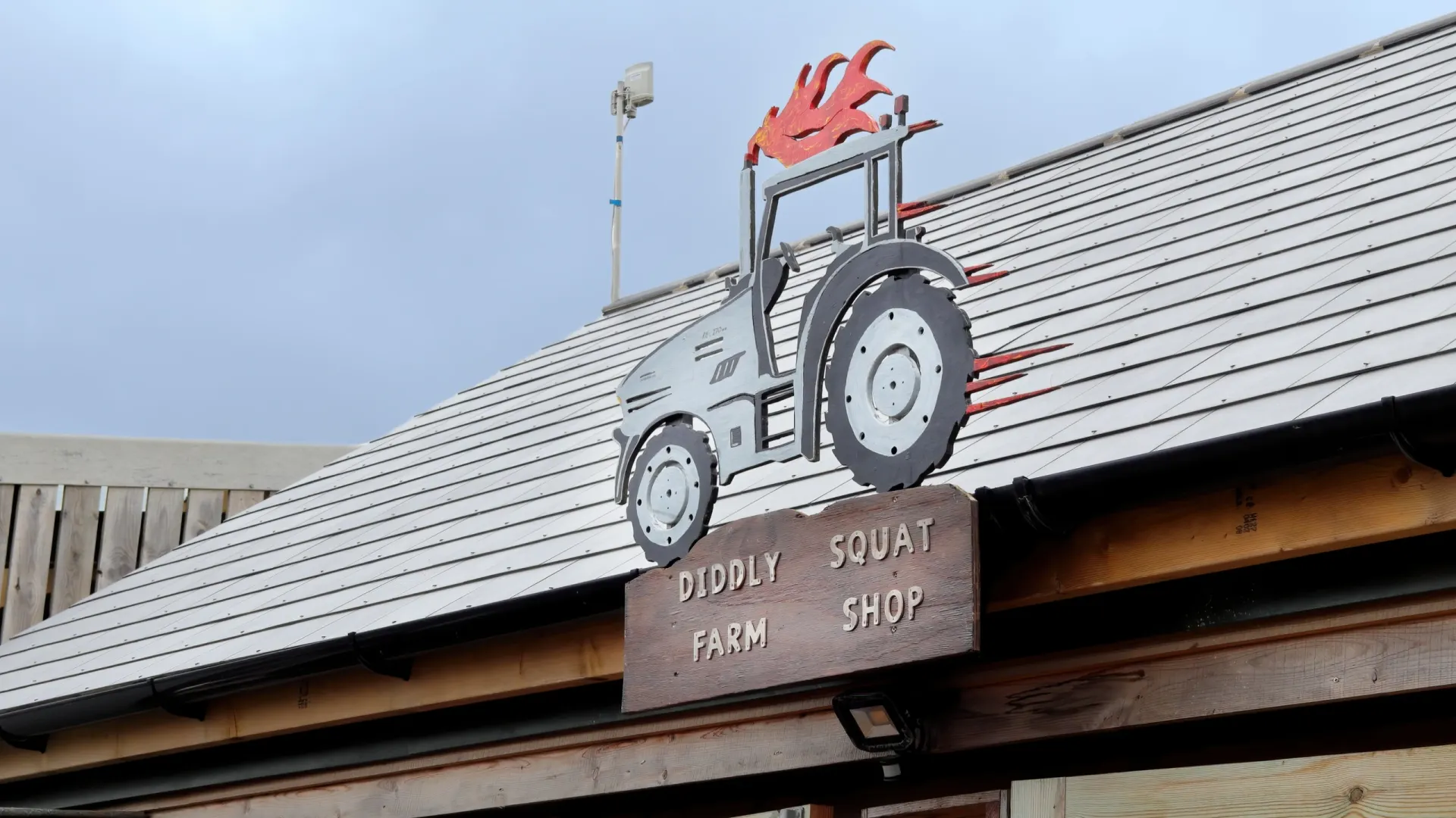 Вывеска фермерского магазина Джереми Кларксона и Лизы Хоган. Фото: Devis M/Shutterstock/Fotodom