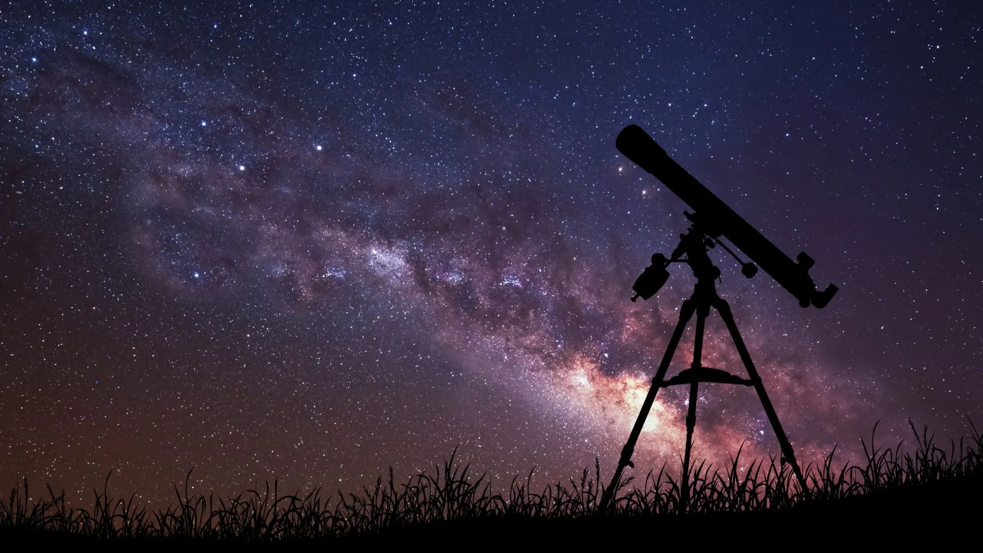 Телескоп на фоне звездного неба. Фото: Vadim Sadovski/Shutterstock/Fotodom
