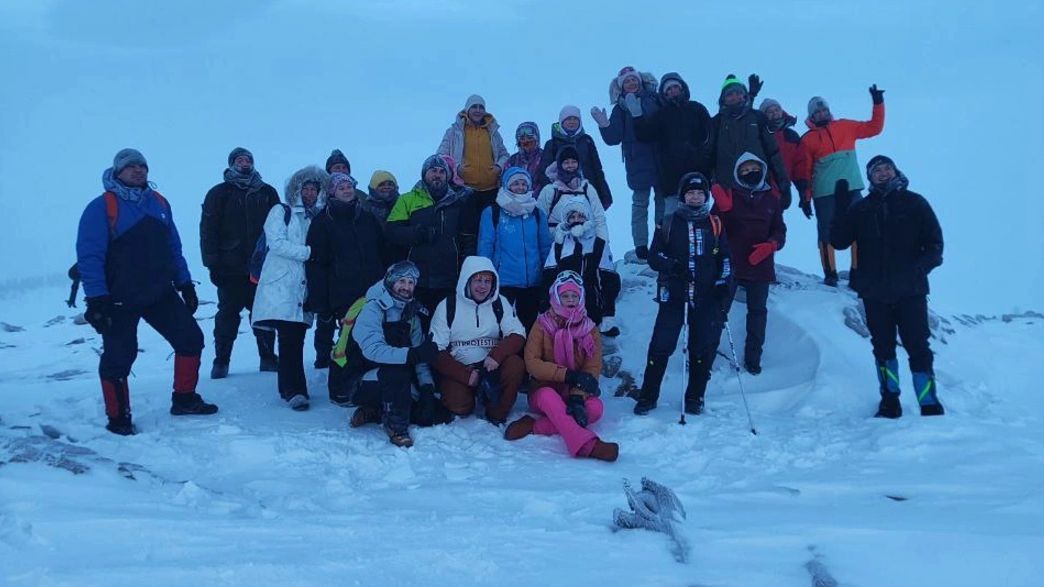 На Ямале туристическая группа из 28 человек взошла на гору Желтую