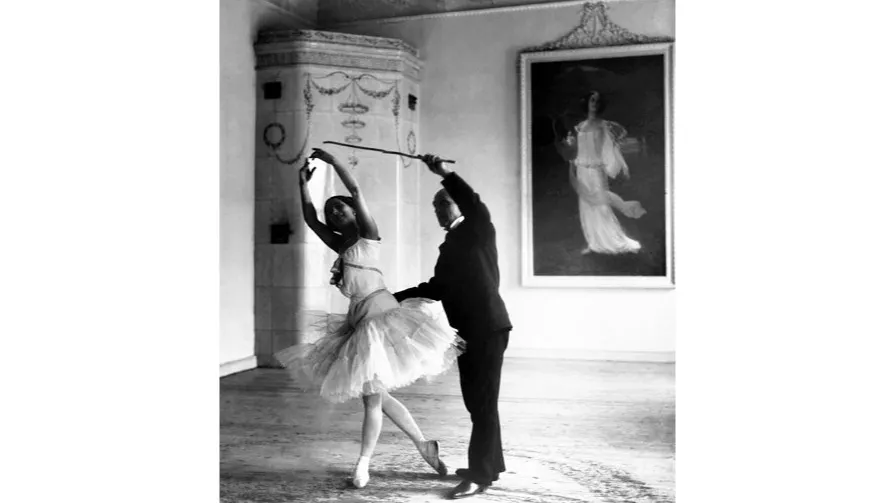 Анна Павлова репетирует «Умирающего лебедя» с педагогом Энрико Чекетти. 1907 г. Фото: Фотоателье Карла Буллы/ЦГАКФФД СПб/russiainphoto.ru