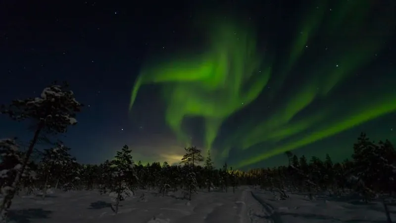 Увидеть северное сияние в Ноябрьске можно в любое время года. Фото: Shchipkova Elena / Shutterstock / Fotodom. 