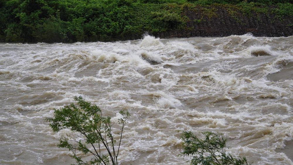 Baza: во Вьетнаме туристы из РФ на сутки застряли на мосту из-за наводнения