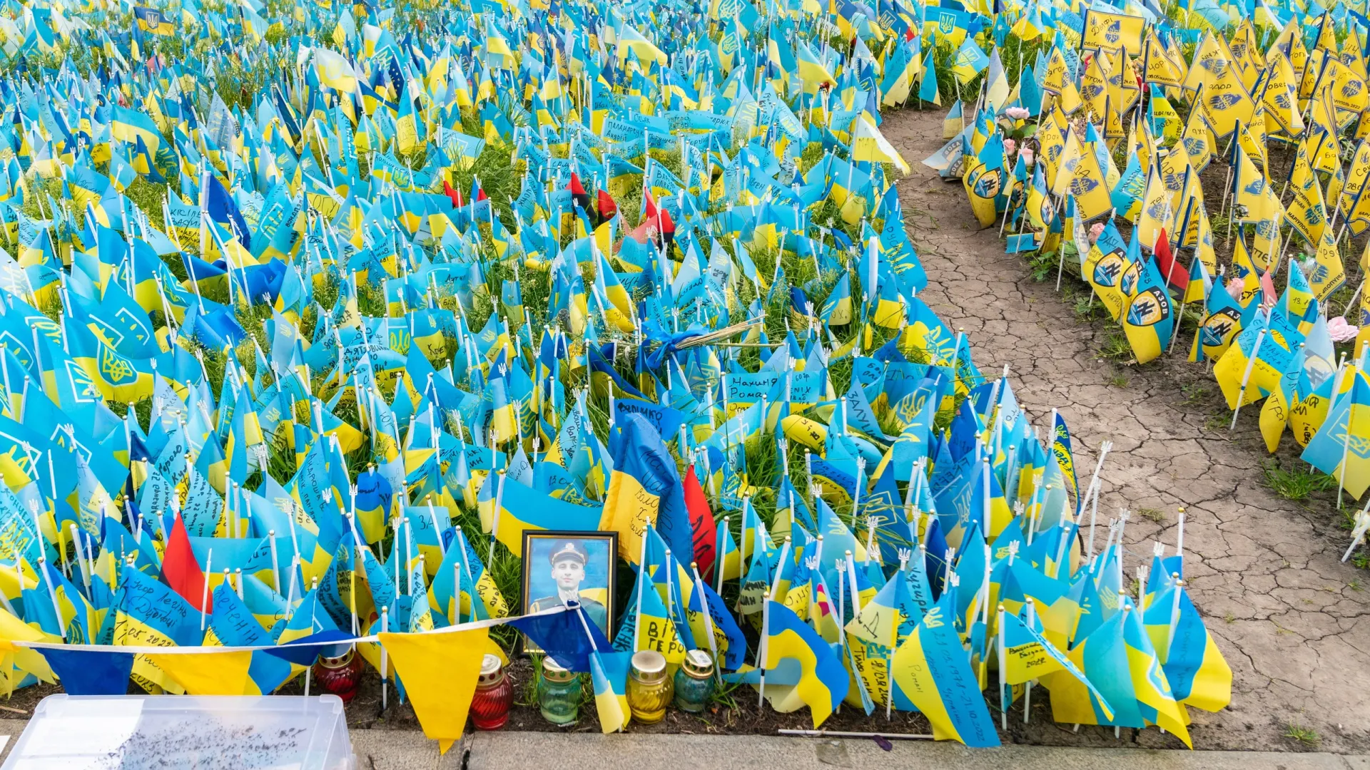 Стихийный мемориал на Майдане в Киеве в 2023 году. Фото: lev radin/Shutterstock/Fotodom