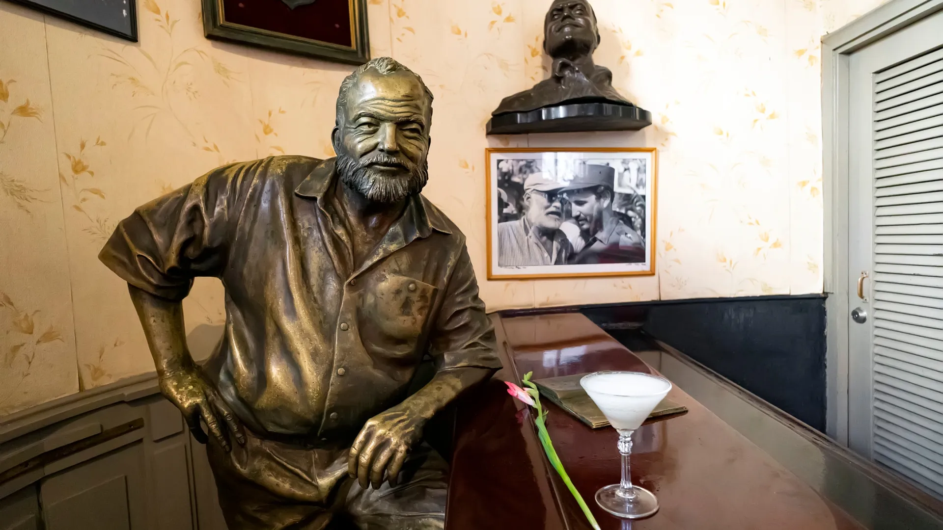 Статуя американского писателя Эрнеста Хемингуэя в баре El Floridita в Гаване. Фото: Melnikov Dmitriy /Shutterstock/Fotodom