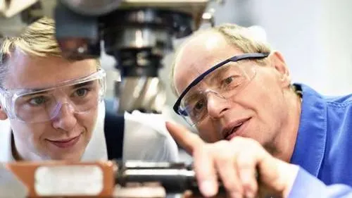 Подскажут и научат: начинающим работникам помогут встать на ноги. Фото: industryviews / Shutterstock / Fotodom. 