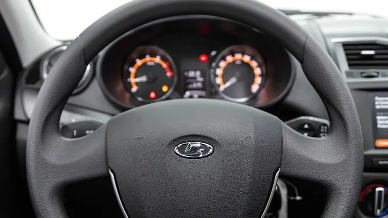 В 2024 году в России планируют выпустить около 500 тысяч автомобилей LADA. Фото: Everyonephoto Studio / shutterstock.com / Fotodom