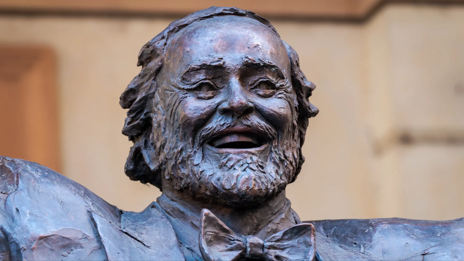 Бронзовая статуя Лучано Паваротти в Модене. Фото: Hari Seldon/Shutterstock/Fotodom