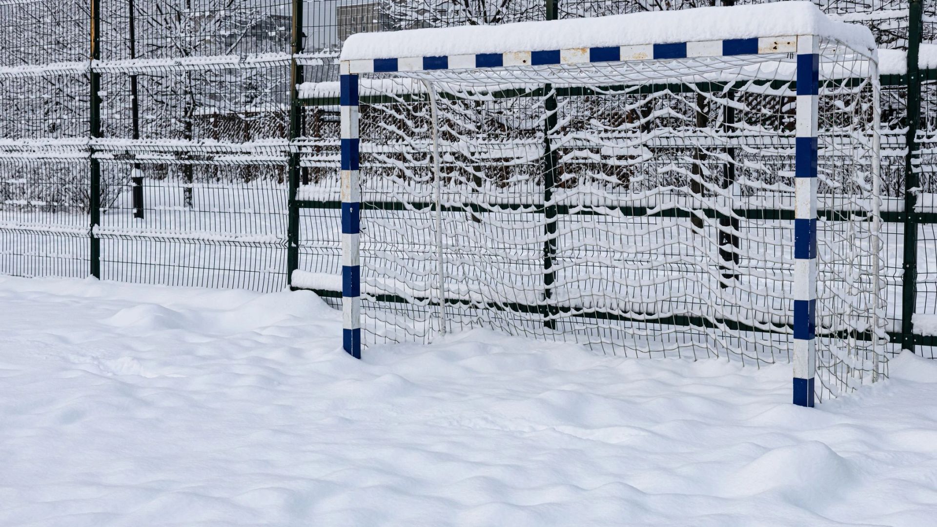Соревнования по футболу на валенках состоялись в Салехарде