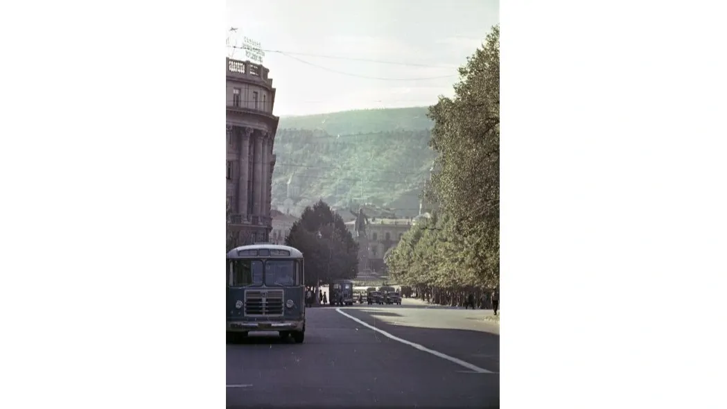 Тбилиси в 1958 году. В 1956 году на площади был установлен памятник Ленину. 28 августа 1990 года памятник был демонтирован. 23 ноября 2006 года открыт созданный Зурабом Церетели Памятник Свободы — монумент, на котором изображен святой Георгий, убивающий дракона. Фото: Сигизмунд Кропивницкий/МАММ/МДФ/russiainphoto.ru