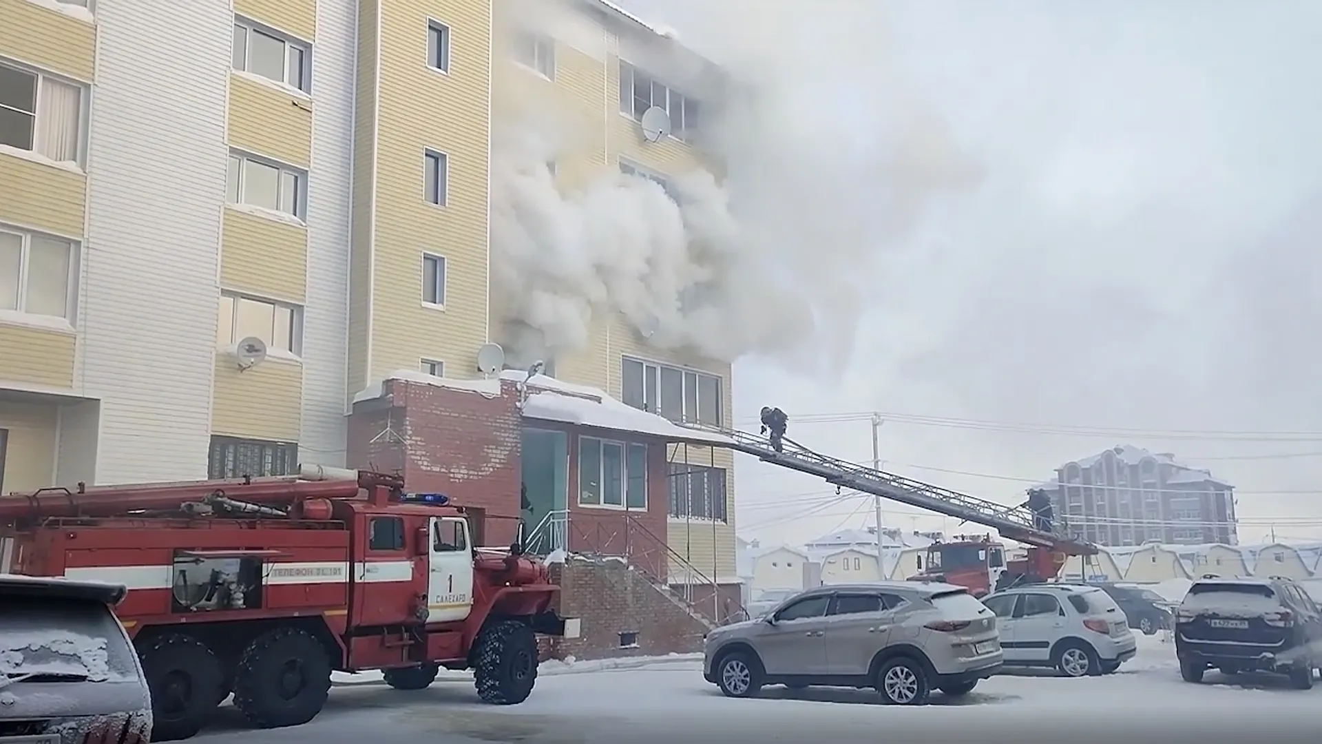 В пятиэтажке в центре Салехарда сегодня потушили пожар