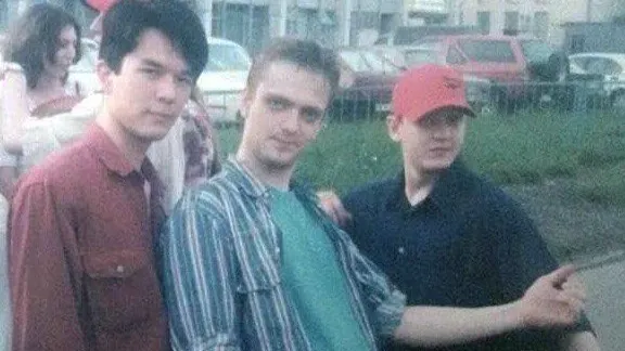 Юный Александр Пушной играет на воображаемой гитаре. Фото: t.me/pushnoypro