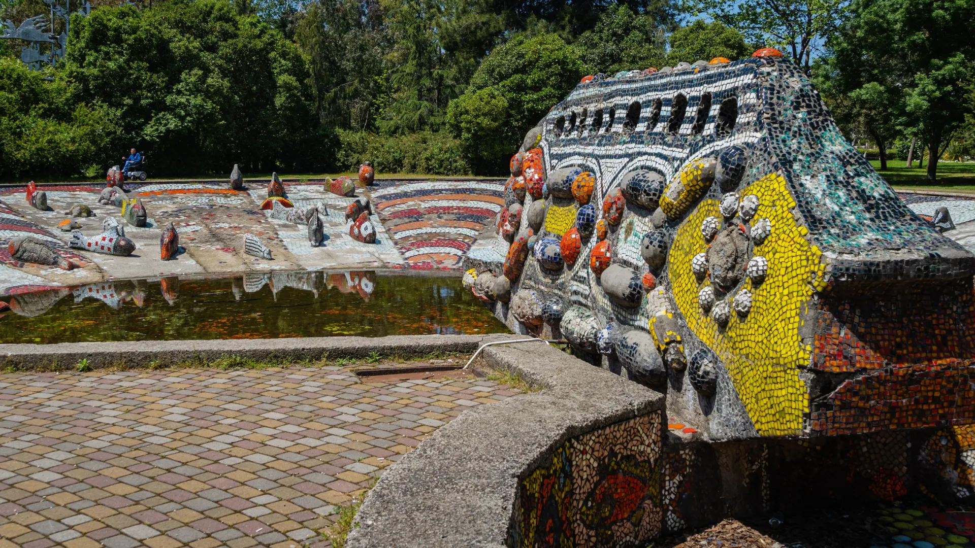 Мозаичный комплекс «Рыбки» — бассейн с фонтаном в Адлере. Автор — Зураб Церетели. Фото: Alexander Denisenko/Shutterstock/Fotodom