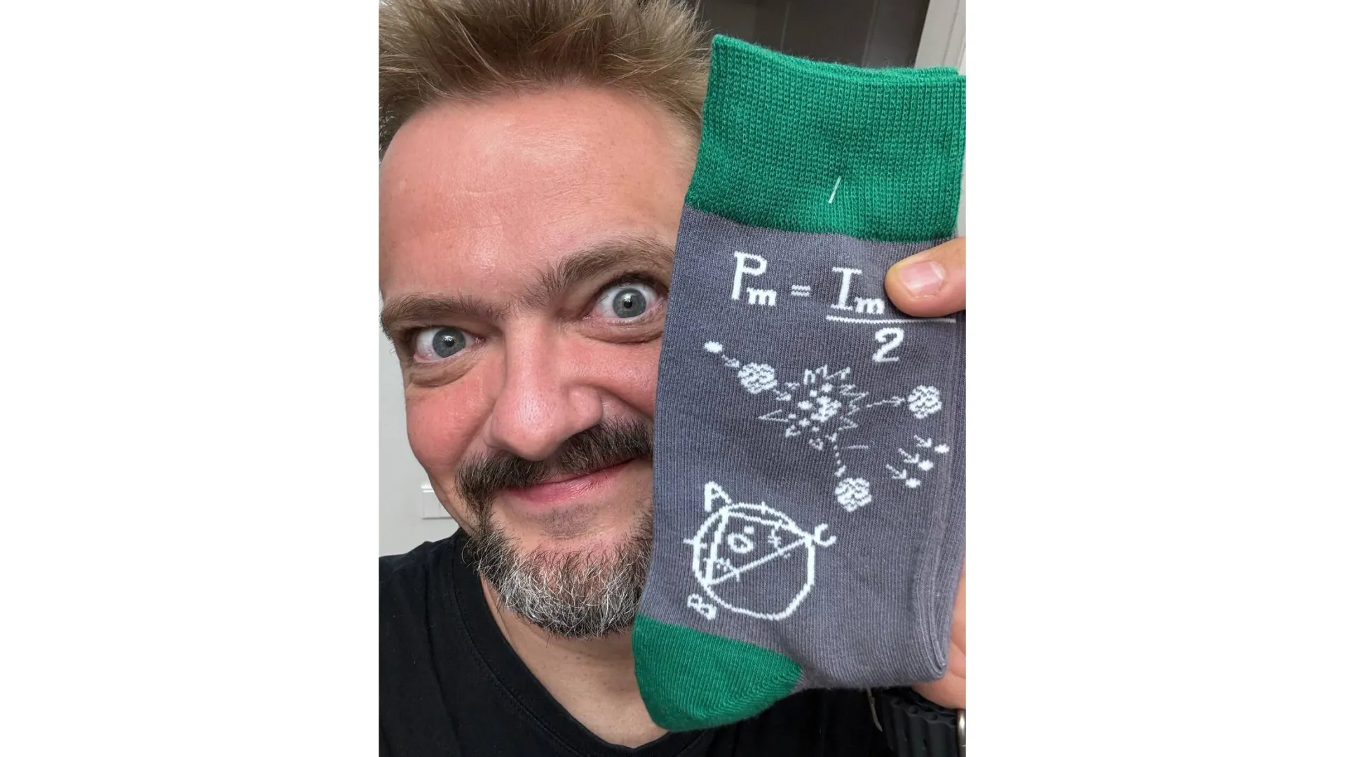 В домашней лаборатории Александра Пушного есть особый аппарат для поиска пропавших носков. По его теории, они проваливаются в черные дыры, возникающие в стиральной машине во время отжима. На самом деле нет. Фото: t.me/pushnoypro