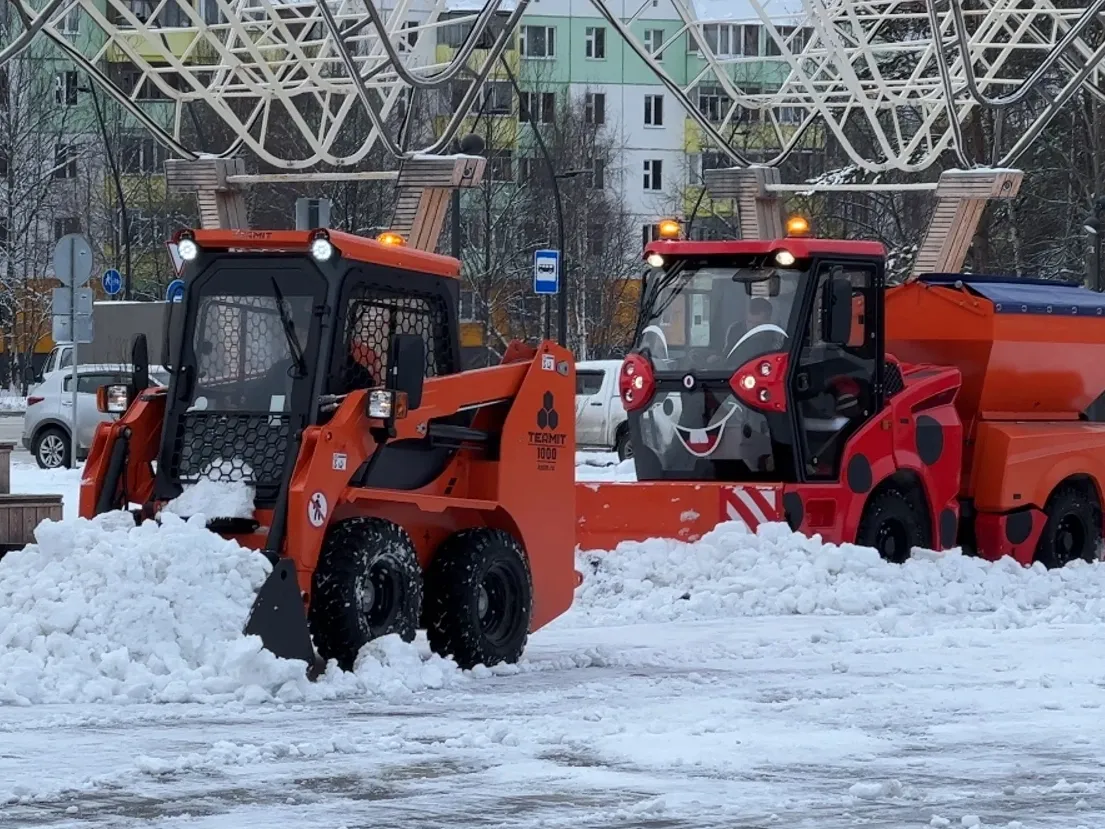 На борьбу со снегом в Ноябрьске вышли «Божья коровка» и «Термит» |  Ямал-Медиа