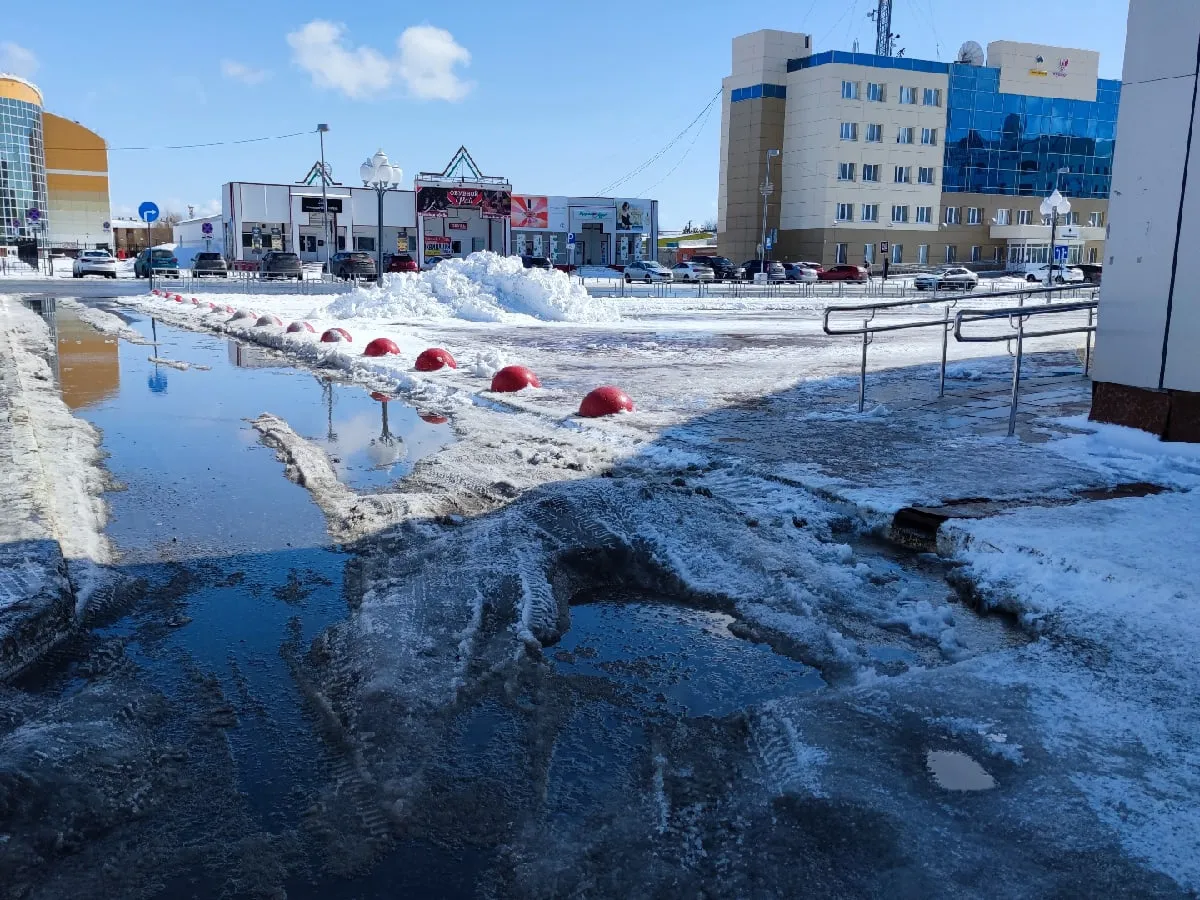 Автомобилисты из Губкинского просят убрать ледяной нарост на проезжей части  | Ямал-Медиа