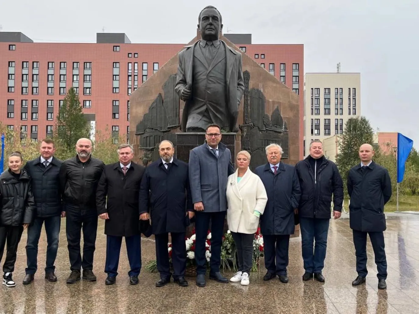 В Новом Уренгое возложили цветы к памятнику основателям города | Ямал-Медиа