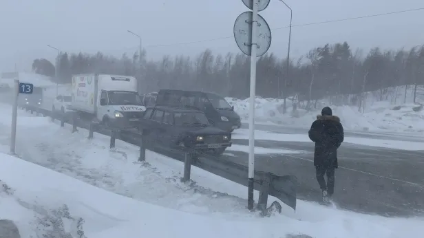 Снежный циклон ударил по Ямалу и заблокировал дороги